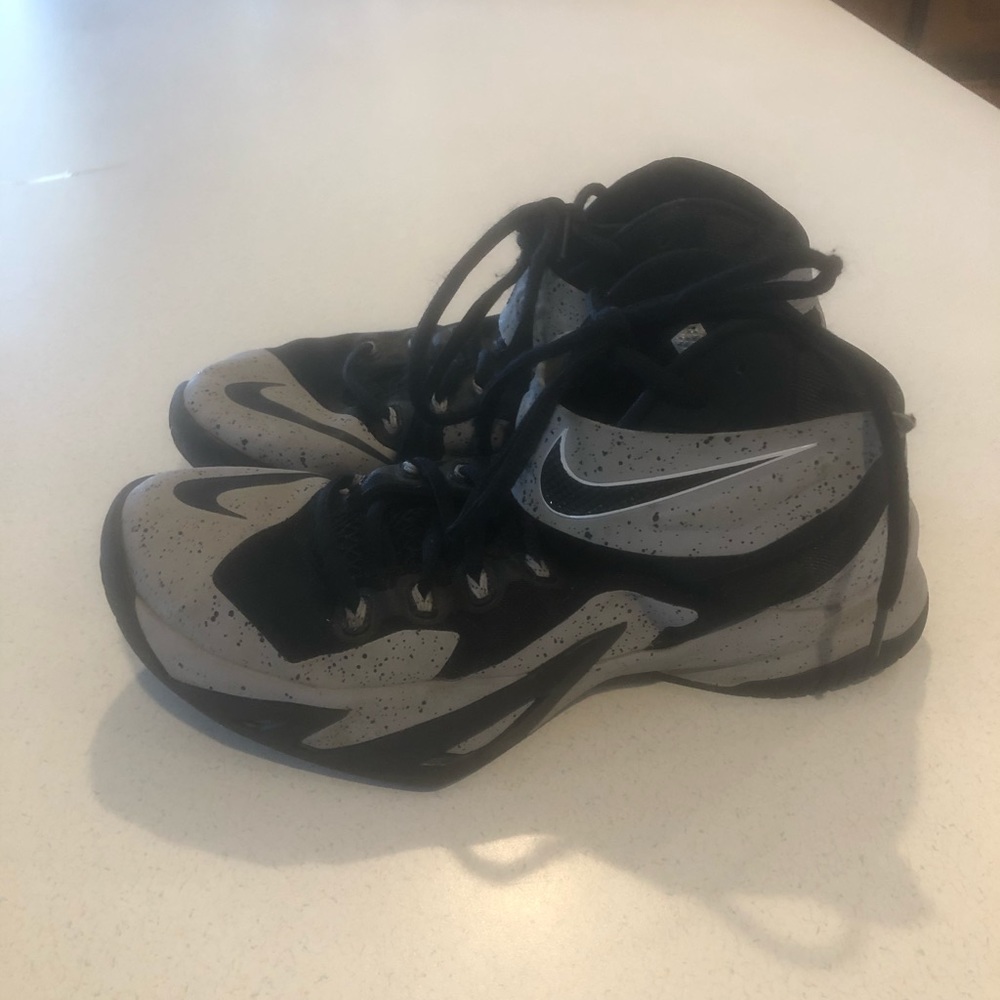 Nike high top tennis shoes size 9